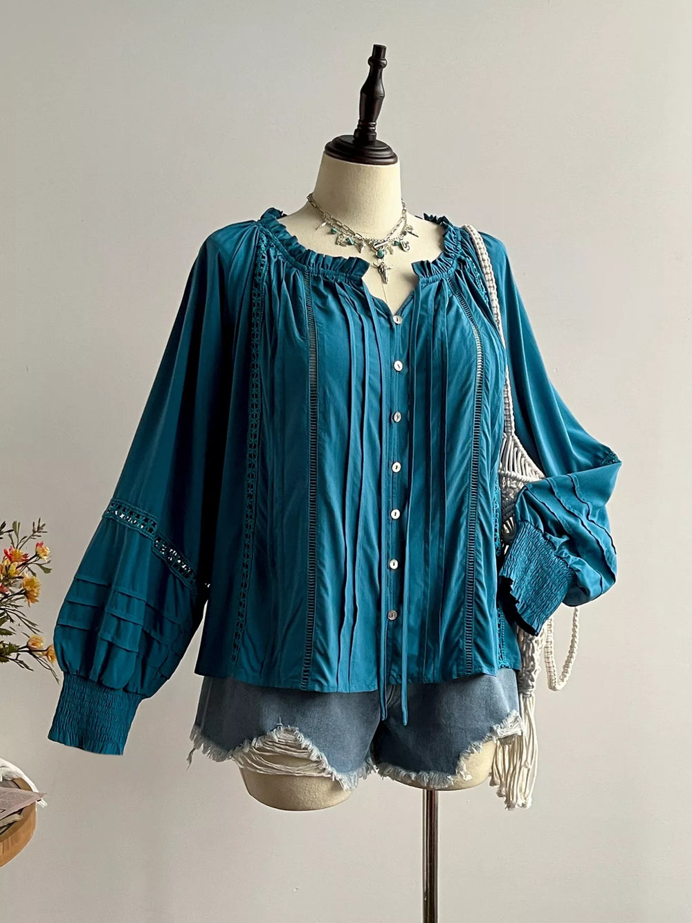 Blusa boho plisada con volantes y manga abombada