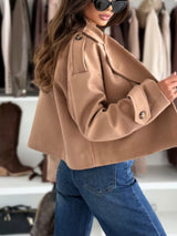 Chaqueta cropped acolchada con solapa y doble botonadura