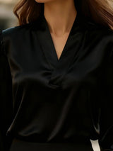 Blusa de satén elegante con cuello en V