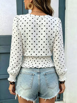 Blusa de lunares con cuello en V y fruncido