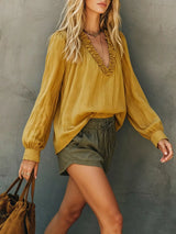 Blusa boho con cuello en V, volantes y manga larga