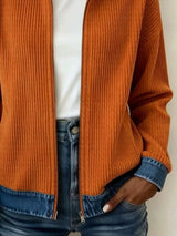 Chaqueta de punto canalé con cuello vaquero de contraste