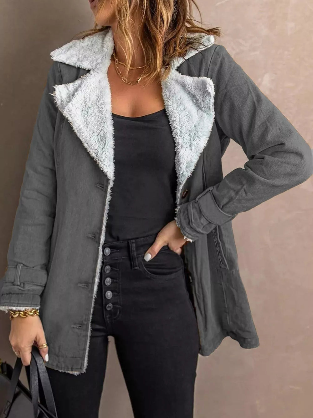 Trench acolchado sherpa con solapa