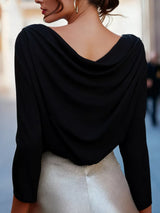 Blusa elegante con cuello alto y manga larga