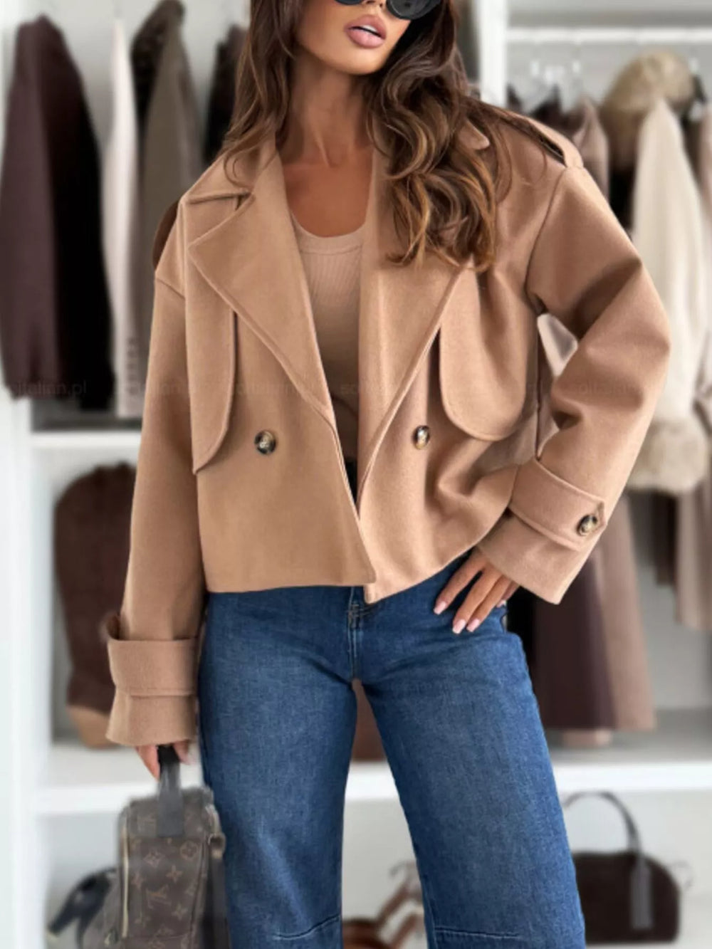 Chaqueta cropped acolchada con solapa y doble botonadura