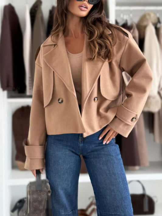 Chaqueta cropped acolchada con solapa y doble botonadura