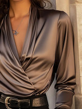 Blusa de satén plisada con escote en V profundo y cruce
