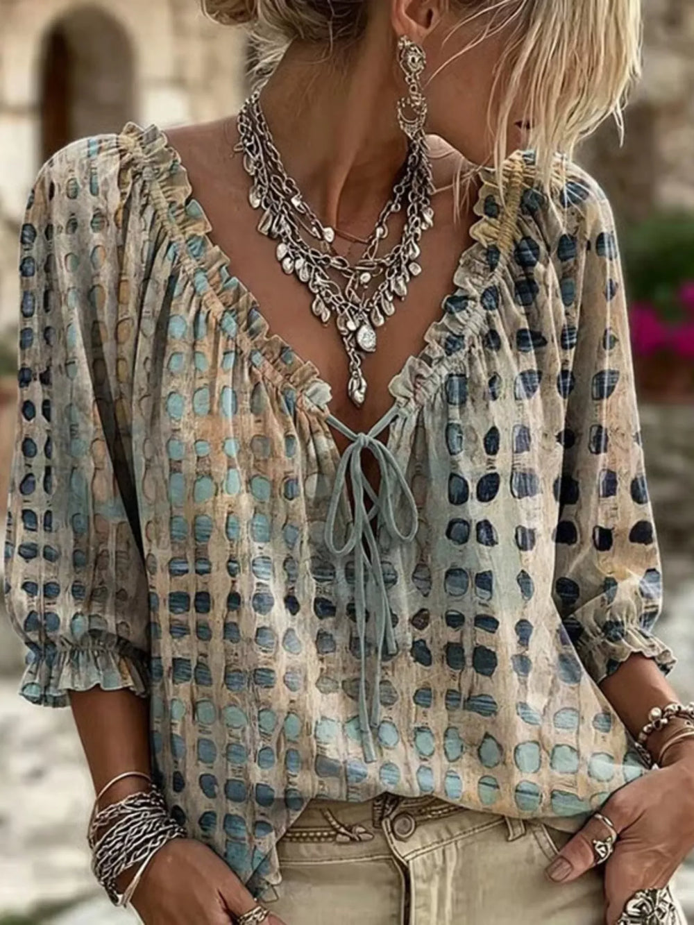 Blusa elegante con lazo al cuello y manga 3/4