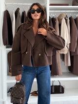 Chaqueta cropped acolchada con solapa y doble botonadura