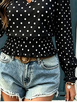 Blusa de lunares con cuello en V y fruncido