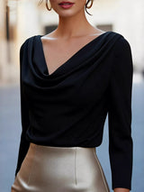 Blusa elegante con cuello alto y manga larga