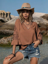 Blusa plisada con detalle de encaje y manga 3/4