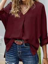Blusa plisada elegante con cuello en V y manga larga