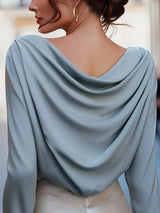 Blusa elegante con cuello alto y manga larga
