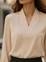 Blusa de satén elegante con cuello en V