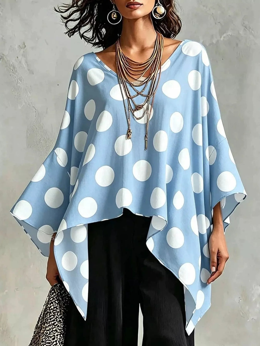 Blusa de lunares con bajo asimétrico