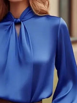 Blusa de satén cuello alto con aberturas frontales