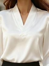 Blusa de satén elegante con cuello en V