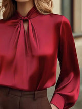 Blusa de satén cuello alto con aberturas frontales