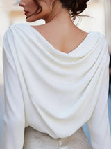 Blusa elegante con cuello alto y manga larga