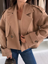 Chaqueta cropped acolchada con solapa y doble botonadura
