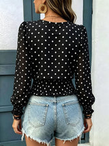 Blusa de lunares con cuello en V y fruncido