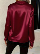 Blusa de satén con cuello en V y manga larga