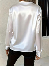 Blusa de satén con cuello en V y manga larga