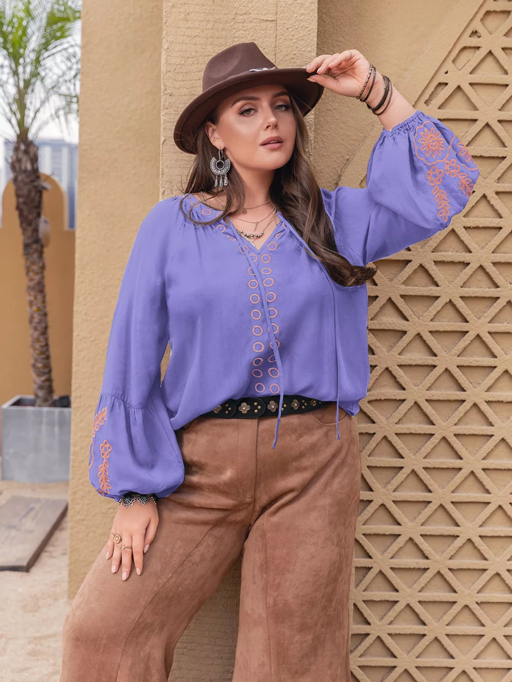 Blusa boho bordada con cuello en V y manga larga