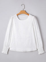 Blusa cuello redondo con detalle de ojales y puños elásticos