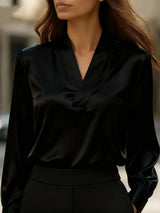 Blusa de satén elegante con cuello en V