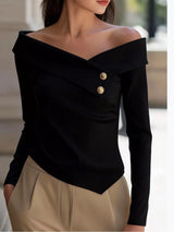 Blusa asimétrica hombros descubiertos con botones decorativos