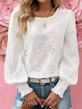 Blusa cuello redondo con detalle de ojales y puños elásticos