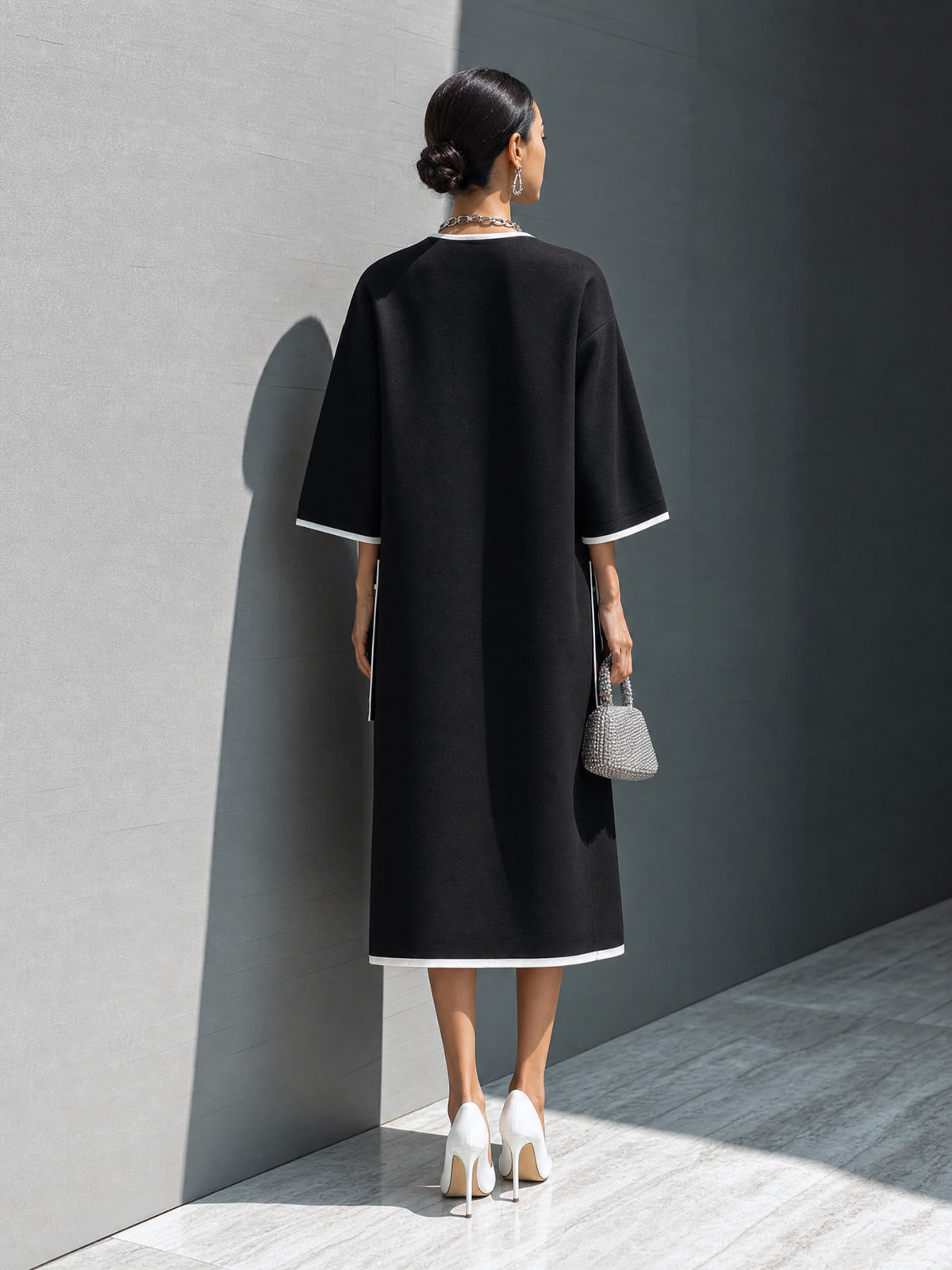 Vestido midi con bolsillo y costuras en contraste