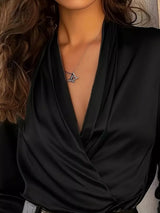 Blusa de satén plisada con escote en V profundo y cruce