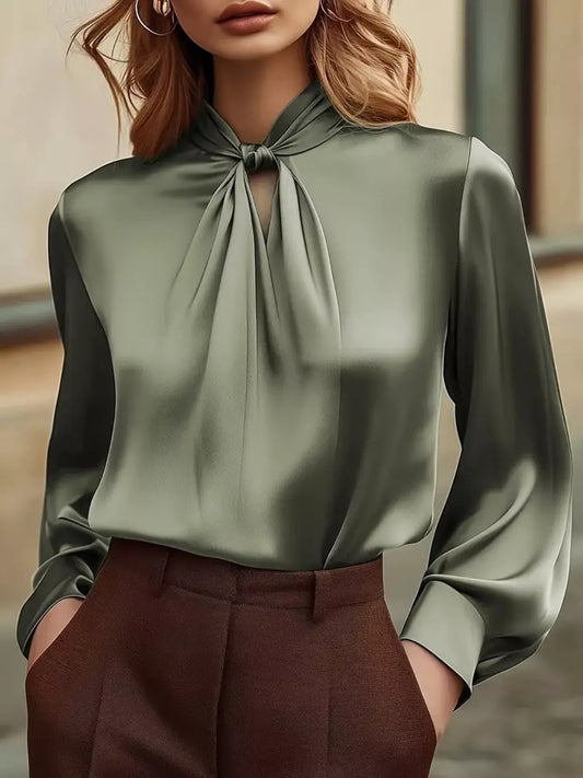 Blusa de satén cuello alto con aberturas frontales