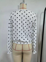 Blusa de lunares con cuello en V y fruncido