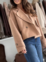 Chaqueta cropped acolchada con solapa y doble botonadura