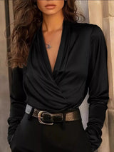 Blusa de satén plisada con escote en V profundo y cruce