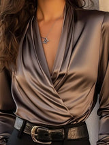 Blusa de satén plisada con escote en V profundo y cruce