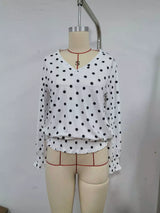 Blusa de lunares con cuello en V y fruncido