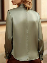 Blusa de satén cuello alto con aberturas frontales