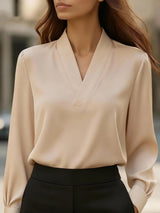 Blusa de satén elegante con cuello en V