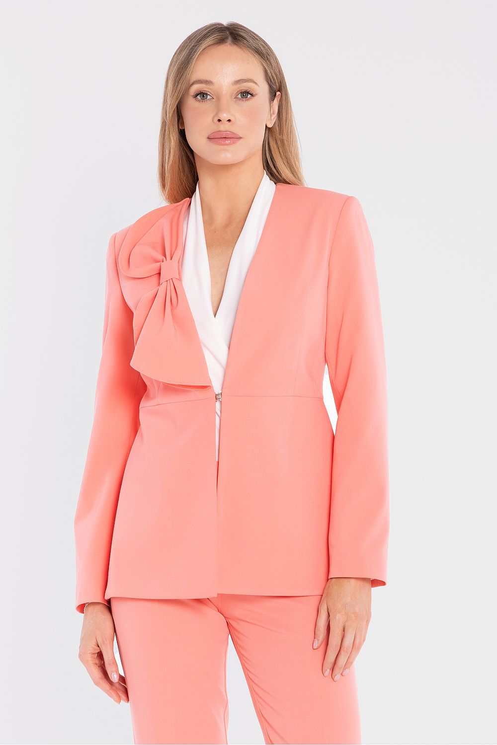 Blazer con lazo grande y cierre de gancho