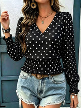 Blusa de lunares con cuello en V y fruncido
