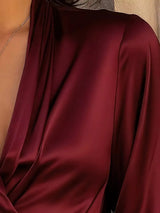 Blusa de satén plisada con escote en V profundo y cruce