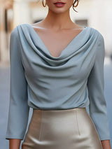 Blusa elegante con cuello alto y manga larga