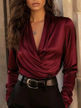 Blusa de satén plisada con escote en V profundo y cruce