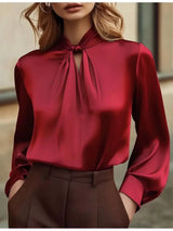 Blusa de satén cuello alto con aberturas frontales