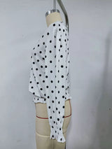 Blusa de lunares con cuello en V y fruncido